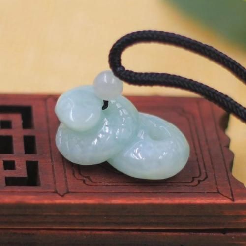 生肖蛇戴哪个属相玉佩（生肖蛇戴哪个属相玉佩最招财）