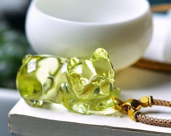 生肖属相水晶挂坠（女生属狗戴什么水晶挂坠最旺感情）