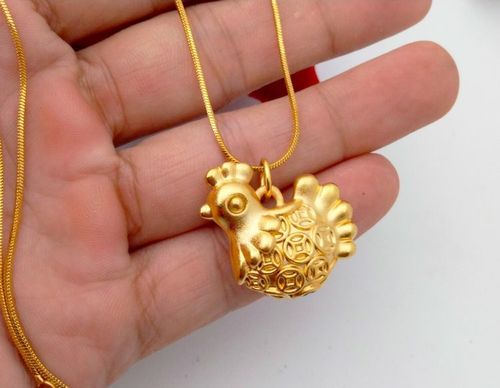 属相鸡生肖牌金(鸡年戴金生肖牌怎么挑😆)