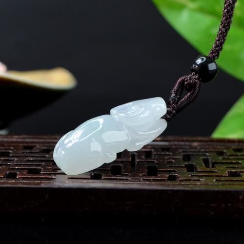 生肖牛属相玉石图片(生肖牛翡翠挂件怎么挑?小白一篇看懂!)