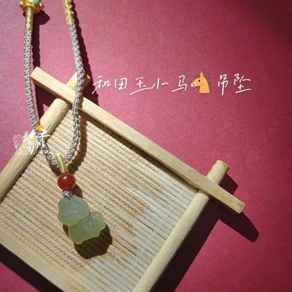 生肖属相马挂件怎么戴（生肖马挂件正确戴法详解）