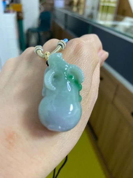 翡翠加工生肖属相收费（翡翠生肖吊坠加工收费多少钱）