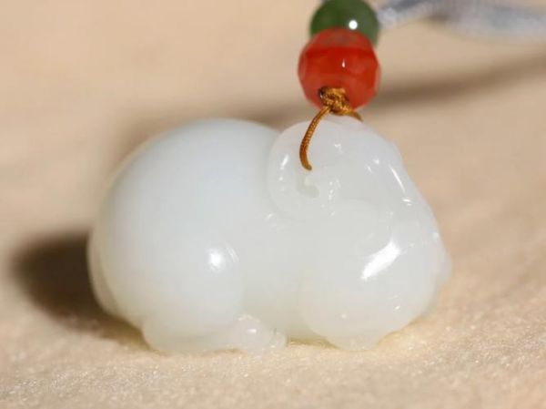 生肖属相羊吊坠（属羊戴什么材质吊坠最好）