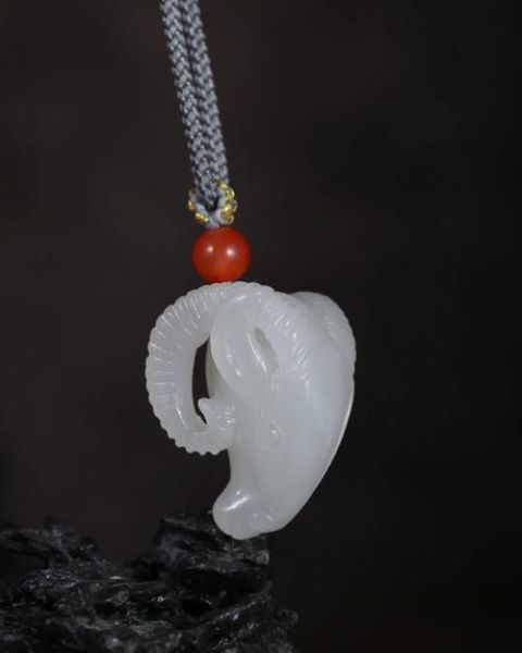 白玉生肖属相挂饰（白玉生肖挂饰挑哪颗最招财）