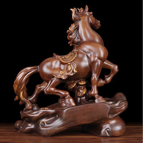 马生肖属相摆件（马生肖属相摆件开光吉日怎么挑）