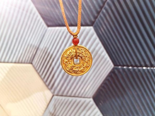 生肖属相铜钱吊坠（生肖属相铜钱吊坠适合什么人戴）
