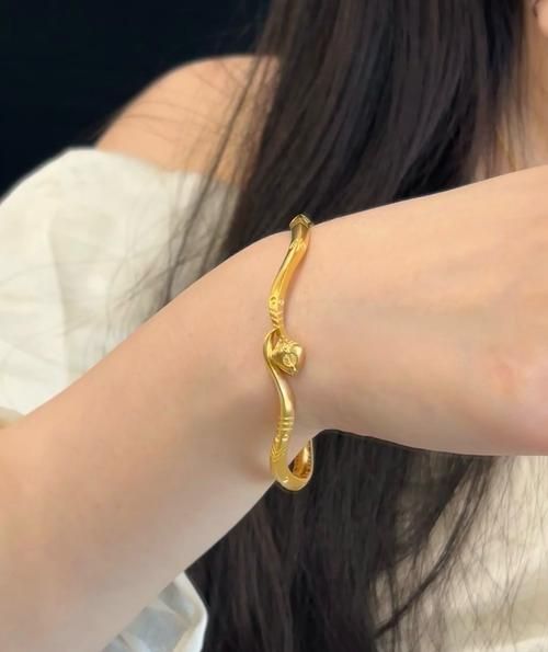 生肖属相手镯怎么戴好(生肖手镯左右手怎么戴最招财)