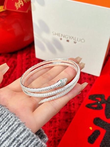 生肖属相纯银手镯（2024本命年女兔纯银手镯选购全攻略）