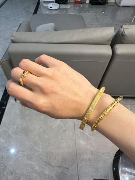 生肖属相手镯佩戴方法（12生肖手镯戴哪只手）