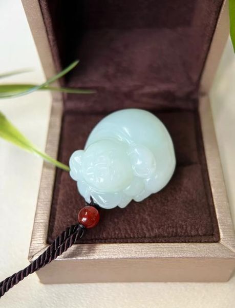 属相吊坠 生肖猪（属猪戴什么生肖吊坠最招财）