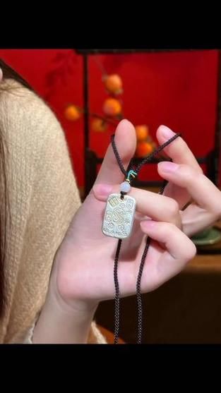 属相吊坠 生肖足银牌（2024女生生肖足银牌该怎么挑？🔍）