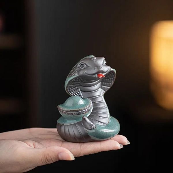 属相蛇适合佩戴什么生肖