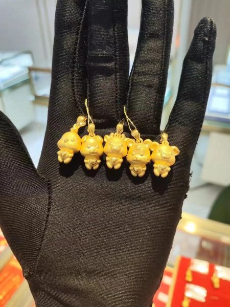 买黄金生肖属相（买黄金生肖属相吊坠怎么选款式）