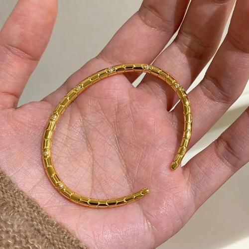 生肖属相手镯佩戴图片（生肖属相手镯佩戴图片女款）