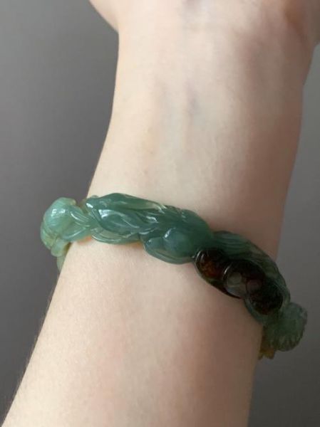 生肖属相手镯佩戴图片（生肖属相手镯佩戴图片女款）