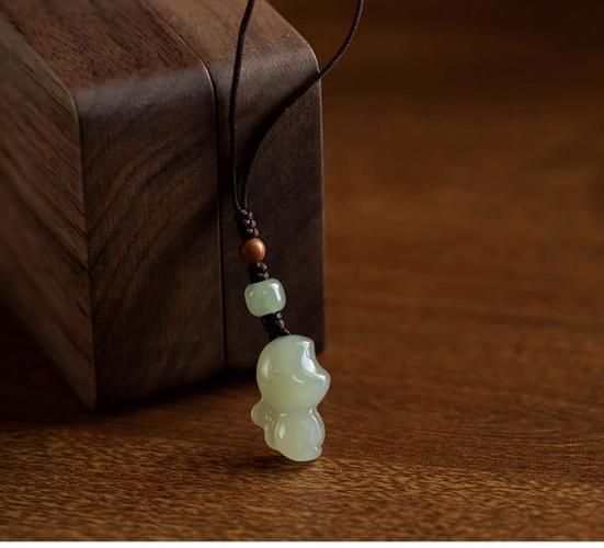 生肖猴适合带什么属相（生肖猴戴什么生肖吊坠最旺）