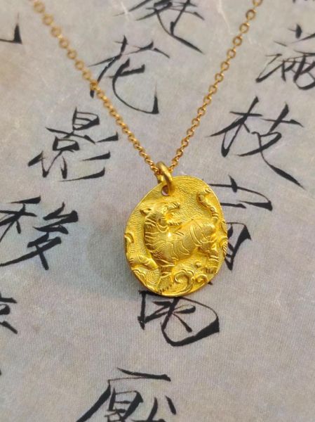 生肖属相吊坠足金（女款足金生肖虎吊坠怎么挑选）