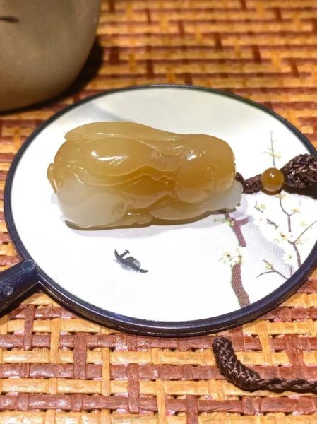 生肖兔属相吊坠寓意(生肖兔吊坠有什么寓意)