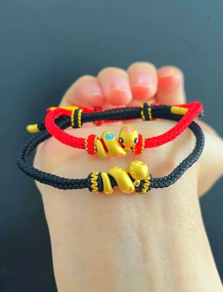 生肖属相手链女款（女款生肖手链怎么选颜色最显白）