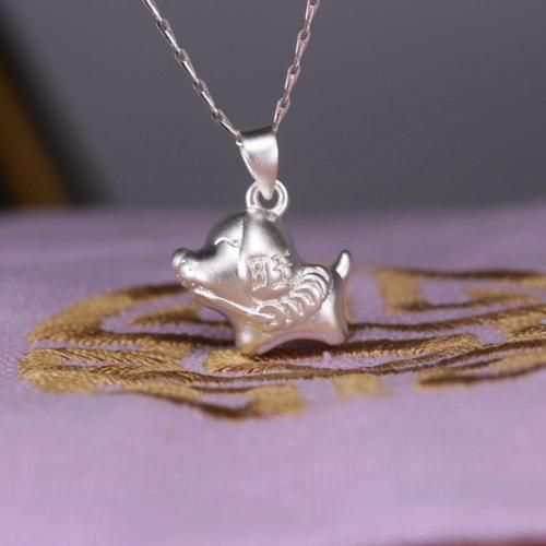 属相银吊坠 生肖男士（男士生肖银吊坠怎么选才显品味）
